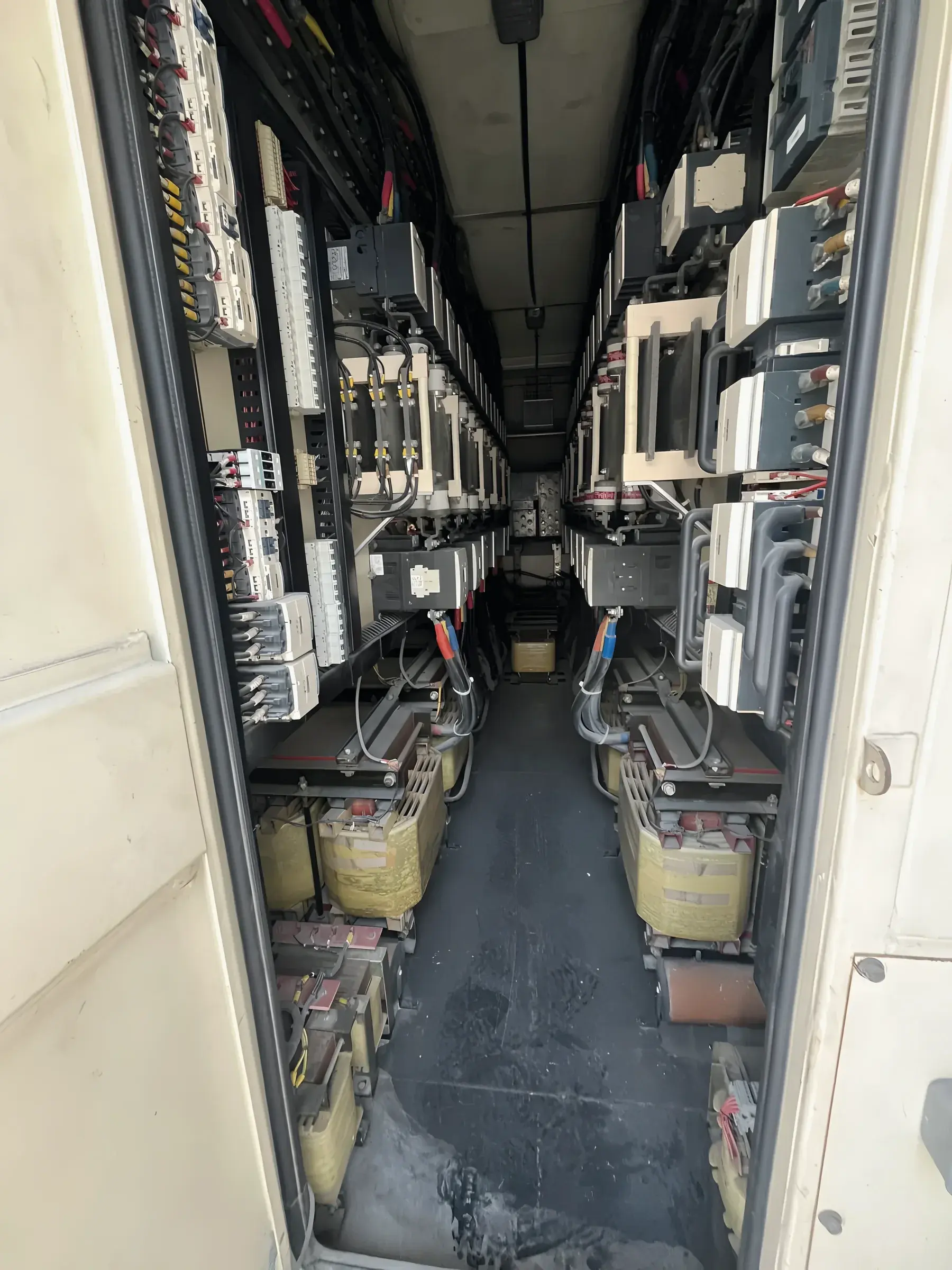 Resistive elements and contactors inside a containerised load bank